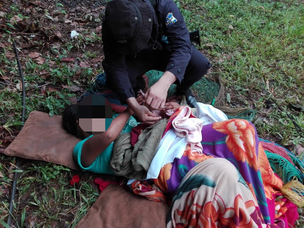 Policías solidarios atendieron hoy un parto a la intemperie, en La Libertad policias-solidarios-atendieron-hoy-un-parto-a-la-intemperie-en-la-libertad